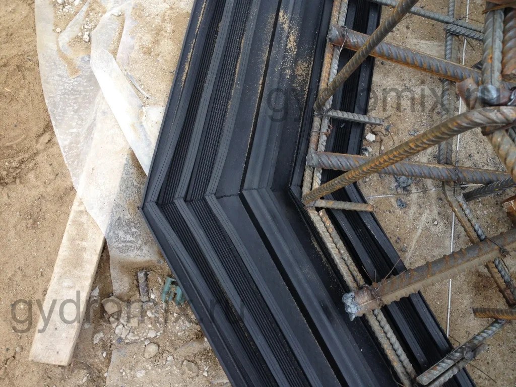 Гидрошпонка ДО: Установка деформационной опалубочной гидрошпонки ДО на этапе бетонирования внешнего шва.