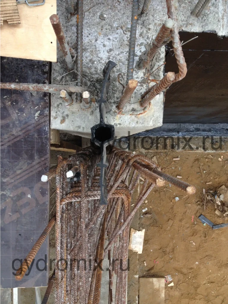 Гидрошпонка ДВ: Монтаж деформационной внутренней гидрошпонки ДВ внутри бетонного шва для герметизации конструкции.