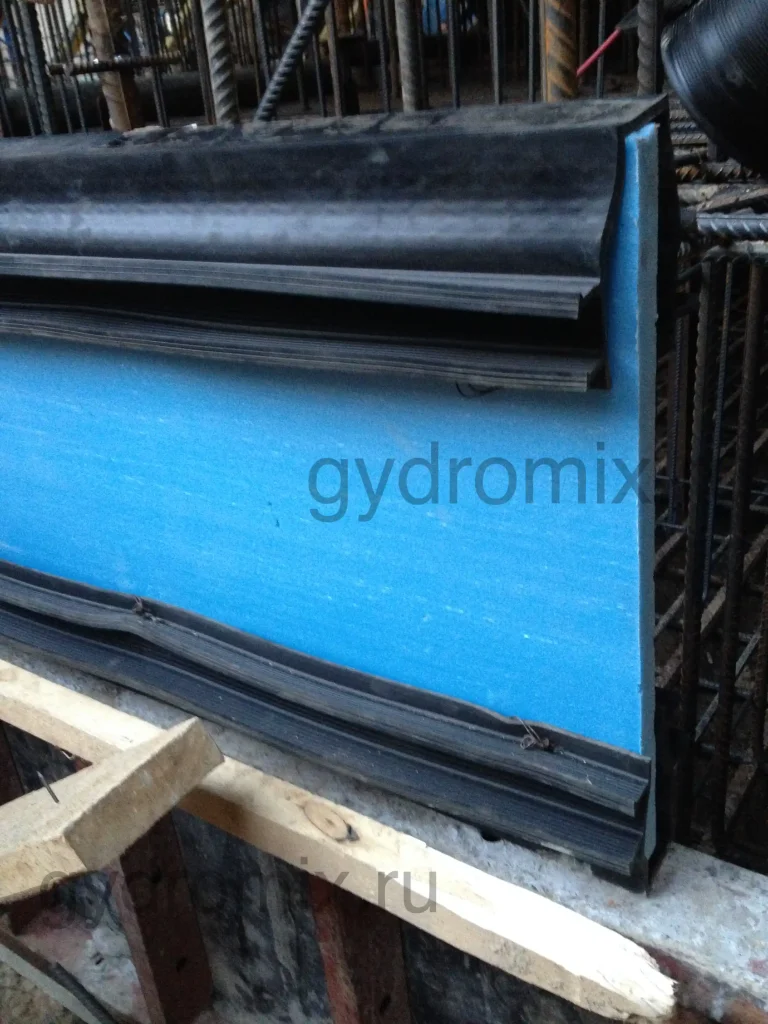 Гидрошпонка ДЗ: Укладка деформационной закладной гидрошпонки ДЗ в теле бетонной конструкции при строительстве подземного сооружения.