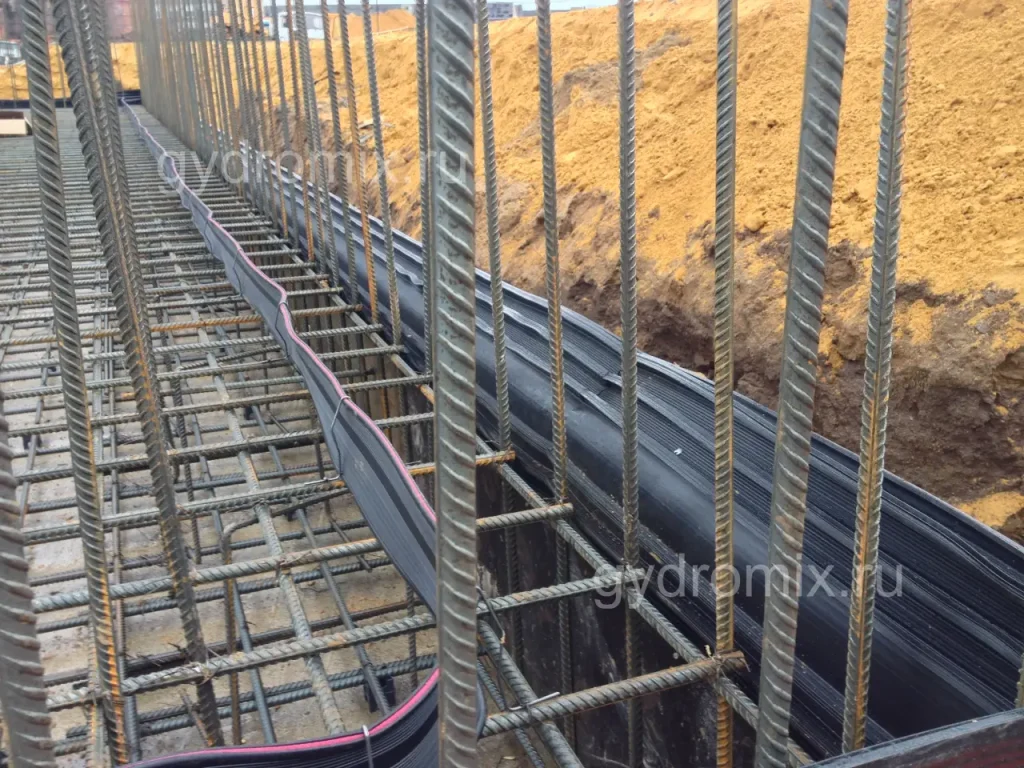 Монтаж гидрошпонки ХВН с набухающим профилем в технологическом шве